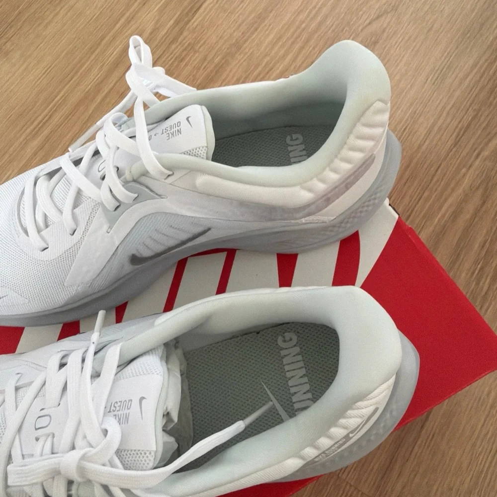 Nike White Metallic silver WMNS NIKE QUEST 5 size 9.5!Athletic Sneakers 👟 new